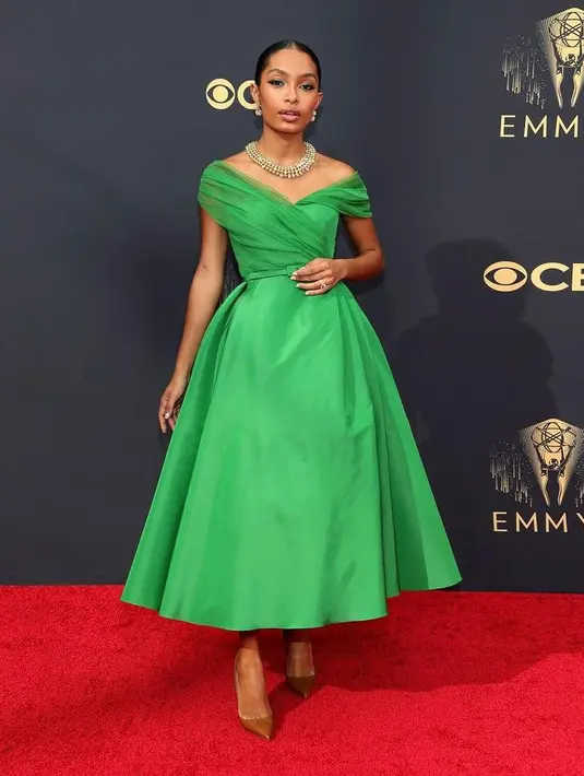 Bintang Black Ish ini tampil cantik dalam balutan off-shoulder dress hijau sepanjang mata kaki dari Christian Dior dan di-styling oleh Jason Bolden. (Foto: Dior).