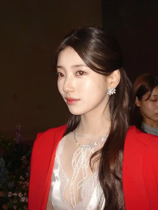 Bae Suzy tampil cantik natural dengan makeup Korean Look minimalis yang tonjolkan kulit glowing. Lip tint dengan tekstur glossy menambah pesona cantik alami [@skuukzky]