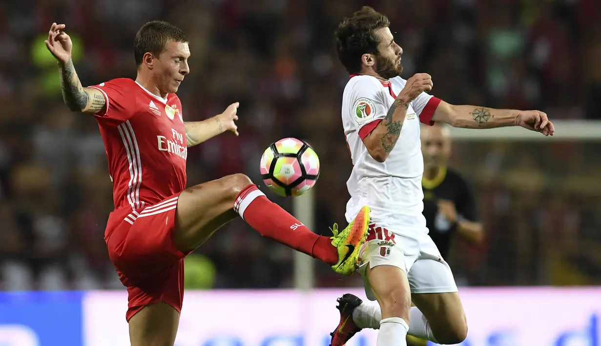 Bek Benfica, Victor Lindelof, berebut bola dengan striker Sporting Braga, Rafa  pada lanjutan liga Portugal di Stadion Aveiro Municipal (7/8/2016). (AFP/Francisco Leong)