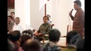 Presiden Joko Widodo menyimak penjelasan Menteri Dalam Negeri, Tjahjo Kumolo (kanan) dalam rapat koordinasi di Istana Bogor, Jawa Barat, Kamis (29/1/2015). (Liputan6.com/Faizal Fanani)