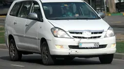 Toyota Innova yang tampak sudah memiliki kilometer panjang ini terjepret di salah satu jalan di Rusia. (Source: Instagram/@toyotainnovaintheworld)