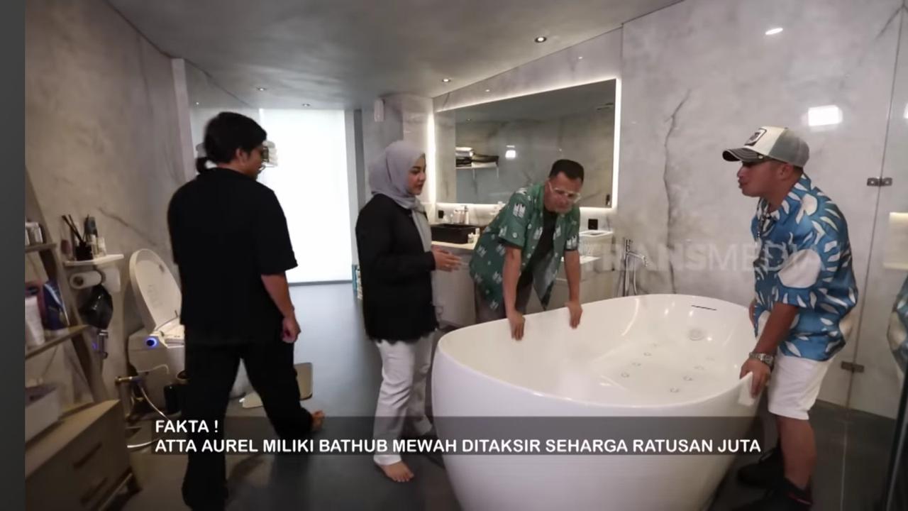 5 Potret Kamar Mandi Aurel Hermansyah & Atta Halilintar Seluas Lapangan Sepakbola, Dilengkapi Bathtub Rp200 Juta