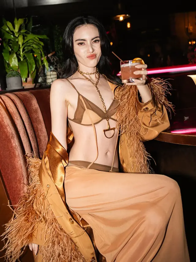 Gaya Memikat Artis Thailand Davika Hoorne dengan Dress Melorot hingga Outer Berbulu di Victoria's Secret Fashion Show 2025