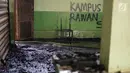 Penampakan usai kebakaran melanda area kantin kampus Institut Ilmu Sosial dan Ilmu Politik (IISIP), Jakarta, Sabtu (24/8/2019). Api diduga berasal dari hubungan pendek arus listrik. (Liputan6.com/Immanuel Antonius)