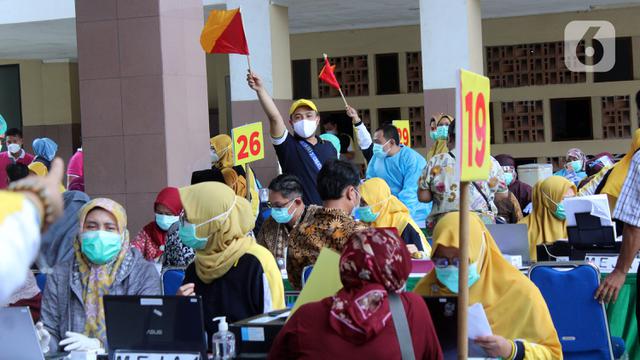 FOTO: 6 Ribu Pelayan Publik dan Guru di Kota Tangerang Jalani Vaksinasi COVID-19