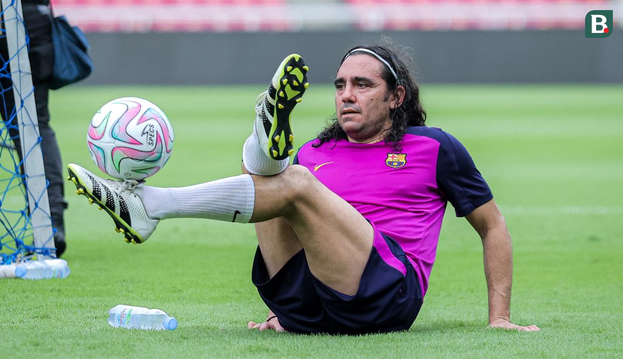 Legenda Barcelona, Juan Pablo Sorin melakukan juggling dalam latihan jelang laga Clash of Legends melawan DRX World Legends di Stadion Utama Gelora Bung Karno (SUGBK), Senayan, Jakarta, Jumat (17/04/2026) sore WIB. (Bola.com/Bagaskara Lazuardi)
