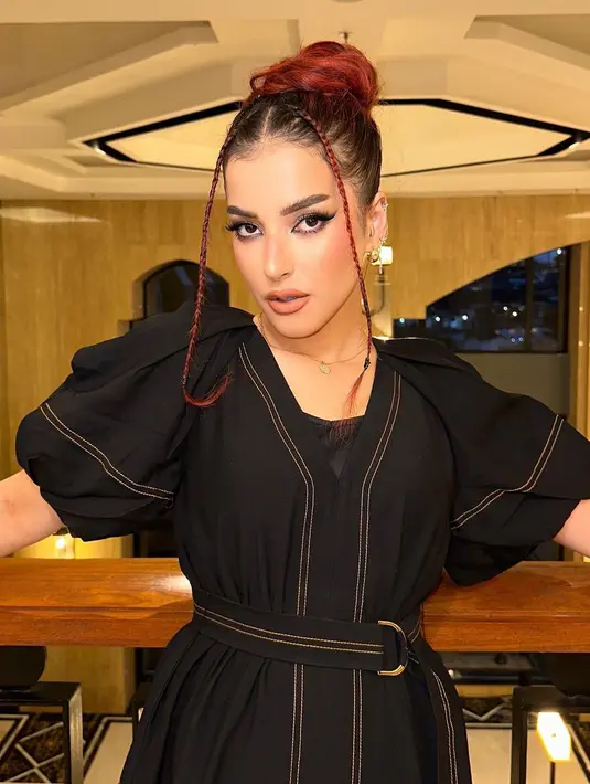 Tasya Farasya dengan rambut merahnya memang sungguh memesona. Lihat di sini rambut bagian depannya diambil sedikit untuk dikepang di sisi kanan-kiri, lalu sisa rambutnya digulung ke atas dengan gaya high-bun. Foto: Instagram.