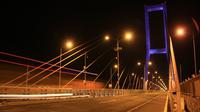 Indahnya Jembatan Suramadu di malam hari. (Liputan6.com/ Ahmad Ibo)