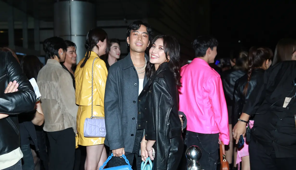 Pasutri Vidi Aldiano dan Sheila Dara pun turut menghadiri acara Grand Opening The Coach Restaurant ini. Vidi tampil mengenakan kaus putih ditumpuk dengan leather jacket, celana panjang hitam, sneakers putih, dan tas berwarna biru. Sedangkan Sheila tampil menawan dengan leather dress ditumpuknya dengan leather jacket, dan dipadukan mengenakan leather boots heels, serta tas tangan berbentuk hati berwarna biru muda. [Foto: Document FIMELA/Adrian Putra]