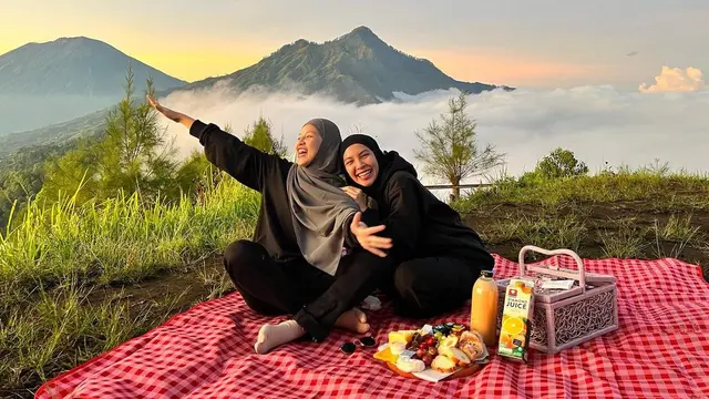 6 Momen Seru Ratna Galih Piknik Bareng Keluarga Nikmati Pemandangan Alam