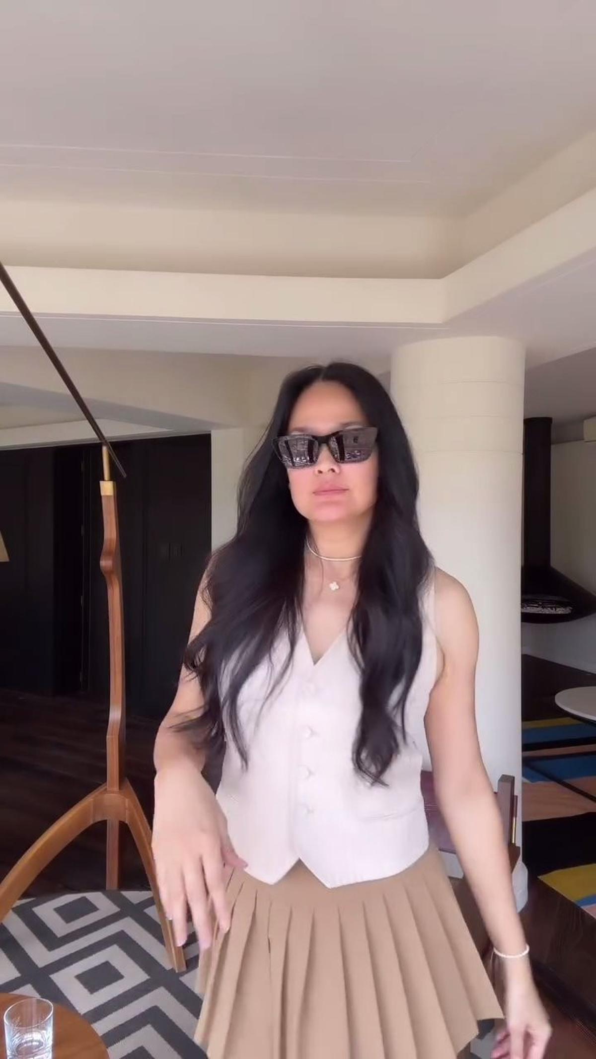 Tampil Kekinian dengan Rok Mini, 7 Potret Donna Harun yang Makin Stunning dan Slay di Usia 57 Tahun