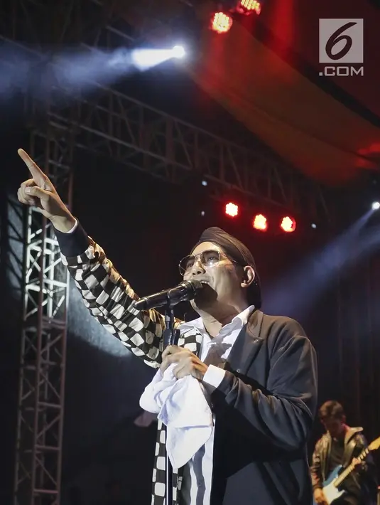 Rio Febrian saat tampil dalam acara Balkonjazz Festival 2019, di Balkondes Tuksono, Borobudur, Magelang, Jawa Tengah, Sabtu (14/9/2019). Rio sukses bikin baper dan menghipnotis ribuan penonton dengan melantunkan sekitar 10 lagu hitsnya. (Fimela.com/Bambang Ekaros Purnama)