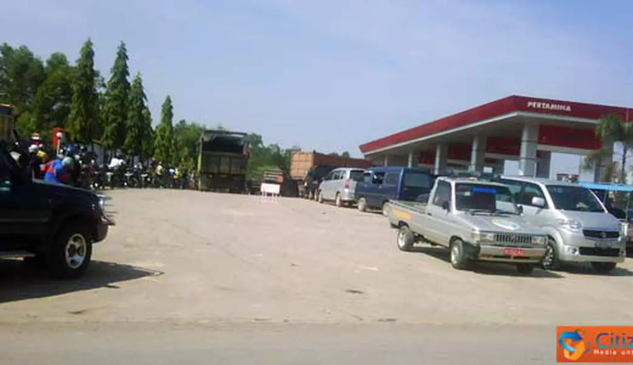 Citizen6, Jambi: Kelangkaan Bahan Bakar Minyak (BBM) jenis premium kerap terjadi di Kabupaten Bungo dan Bangko, Provinsi Jambi. Akibatnya, antrian panjang seperti terjadi Mingu (27/6) sering terlihat setiap harinya. (Pengirim: Melvan Movic)