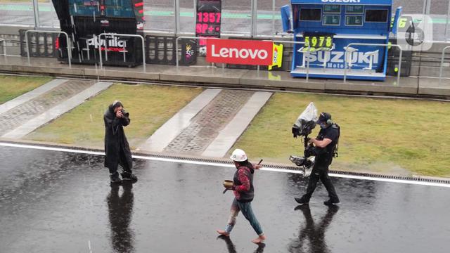 Aksi Pawang Hujan di Sirkuit Mandalika