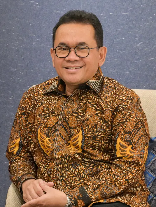 Menteri Perdagangan Indonesia Budi Santoso saat menerima kunjungan Menteri Perdagangan Prancis Laurent Saint-Martin di kantor Kementerian Perdagangan di Jakarta pada Rabu 9 April 2025. (BAY ISMOYO/AFP)