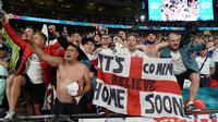Fans Inggris merayakan kemenangan timnya atas Denmark pada akhir semifinal Euro 2020 di Wembley Stadium, London, Kamis dinihari WIB (8/7/2021). Inggris melaju ke babak final Euro 2020 melawan Italia setelah mengalahkan Denmark dengan skor 2-1. (Paul ELLIS/POOL/AFP)