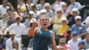 Ekspresi Simona Halep mengembalikan bola saat melawan petenis Amerika, Sloane Stephens pada final Prancis Terbuka 2018 di Roland Garros stadium, Paris, Prancis, (9/6/2018). Simona menang 3-6, 6-4, 6-1. (AP/Alessandra Tarantino)