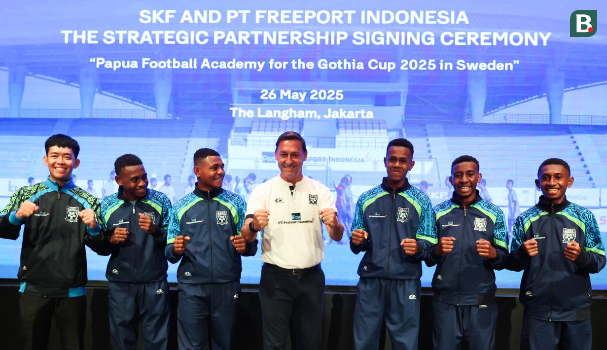 Technical Director Papua Football Academy (PFA), Wolfgang Pikal (tengah) bersama para pemain PFA yang akan bertanding di Gothia Cup 2025. Foto bersama ini berlangsung  dalam acara pendatanganan MoU antara SKF dan PT Freeport Indonesia di Hotel LangHam, Jakarta pada Senin (26/5/2025).