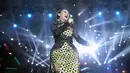 Sementara Zaskia Gotik yang tampil membawakan lagu Mau Dibawa Kemana bareng Armada di panggung yang sama, menampik kabar soal kandasnya hubungan cinta dirinya dengan sang kekasih. (Bambang E.Ros/Bintang.com)