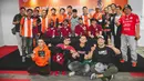 Sesi foto bersama pemain Persija Jakarta dengan Jakmania dalam acara meet & greet di Kantor Pusat Bank Jakarta, Jakarta Pusat pada Rabu (18/2/2025). (Bola.com/Nur Iman Ali)