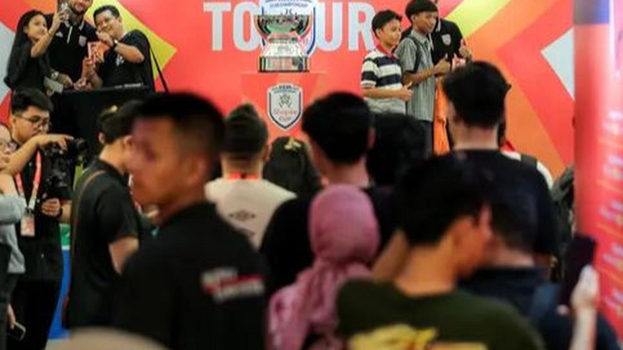 Trophy Tour ASEAN Club Championship Shopee Cup 2024 berlangsung meriah di LOTTE Shopping Avenue, Jakarta Selatan, pada Sabtu (7/9/2024).&nbsp;Foto: Bola.com/Bagaskara Lazuardi