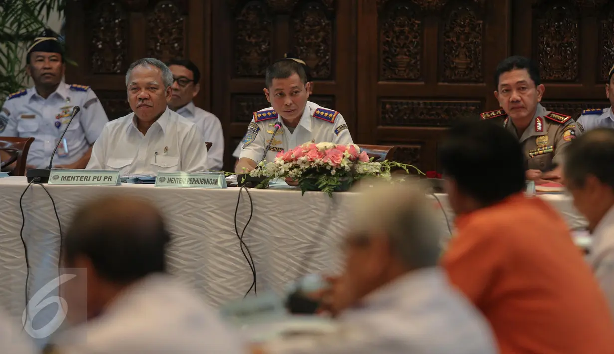 Menhub Ignasius Jonan (kedua kiri) didampingi Menteri PU-Pera, Basuki Hadimuljono melakukan rapat koordinasi dengan sejumlah pihak terkait persiapan angkutan mudik lebaran, di kantor Kemenhub, Jakarta, Selasa (30/6/2015). (Liputan6.com/Faizal Fanani) 