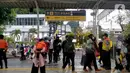 Penumpang turun dari KRL Commuter Line setibanya di Stasiun Bogor, Jawa Barat, Senin (24/10/2022). Pembangunan skybridge Stasiun Bogor-Paledang sudah masuk fase perencanaan dan ditargetkan tuntas pada September 2023. (Liputan6.com/Magang/Aida Nuralifa)