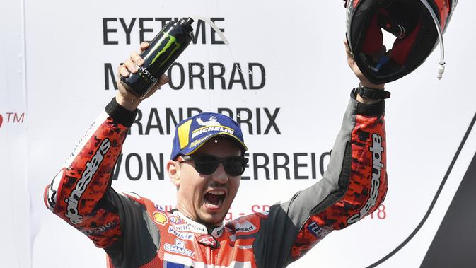 Pembalap Ducati Jorge Lorenzo berselebrasi usai memenangkan balapan MotoGP Austria di Red Bull Ring, Minggu (12/8/2018). (AP Photo/Kerstin Joensson)