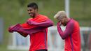 Luis Suarez dan Messi teratawa bersama pada sesi latihan jelang laga melawan Celtic pada ajang International Champions Cup 2016 di St George's Park, Inggris (25/7/2016). (AFP/Oli Scarff)