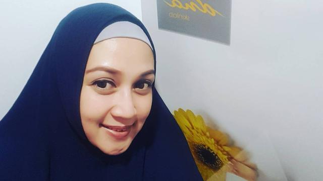 Bercerai, Dina Lorenza Dapatkan Hak Asuh Anak - ShowBiz Liputan6.com
