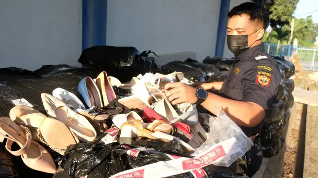 Bea dan Cukai berhasil mengamankan 5 truk yang berisi barang impor bekas di Pelabuhan Roro Telaga Punggur, pada Senin (6/3/2023). (Dok Bea Cukai)