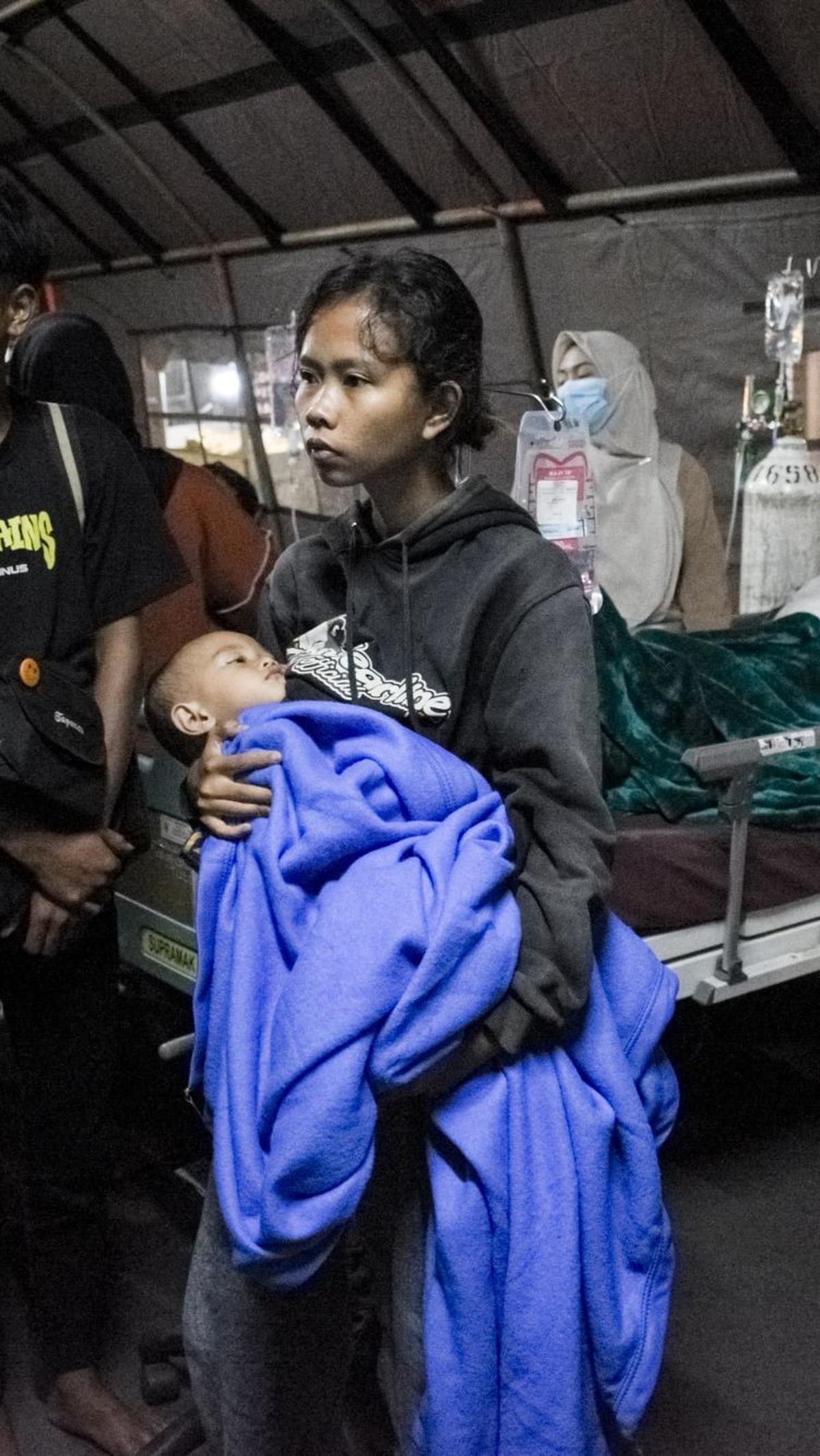 Kondisi salah satu pasien yang terdampak gempa bumi saat dievakuasi ke tenda darurat di luar RSUD Sumedang.