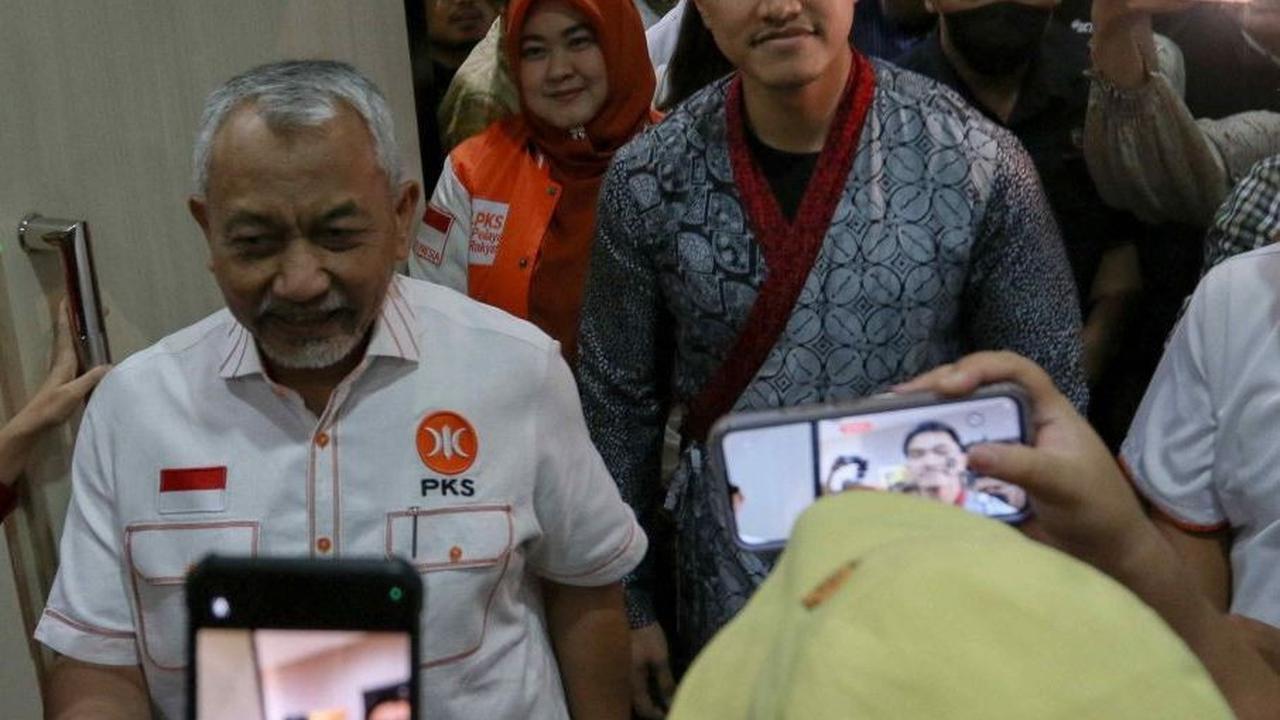 Beberapa kader kedua partai juga sempat mengabadikan momen saat Presiden PKS Ahmad Syaikhu berjalan bersama dengan Ketua Umum PSI Kaesang Pangarep saat melakukan pertemuan silaturahmi. Foto: Liputan6.com / Herman Zakharia<br>