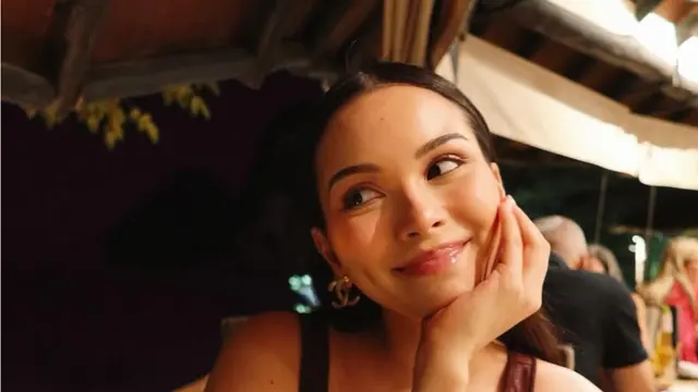 Alyssa Daguise saat dinner di Krabi, Thailand pakai Tank Top. [@alyssadaguise]