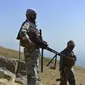 Gerakan perlawanan Afghanistan dan pasukan pemberontak anti-Taliban saat patroli di puncak bukit di daerah Darband, Distrik Anaba, Provinsi Panjshir, 1 September 2021. Panjshir terkenal dengan pertahanan alami yang tak pernah ditembus pasukan Soviet atau Taliban. (AHMAD SAHEL ARMAN/AFP)