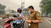 Palangka Raya Dilanda Kabut Asap, Warga dapat Masker dan Suplemen Susu Gratis
