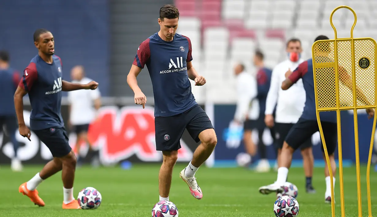 Pemain PSG, Julian Draxler, saat mengikuti sesi latihan jelang menghadapi Atalanta pada babak perempat final Liga Champions 2019/2020 di Estadio Da Luz, Kamis (12/8/2020). PSG akan melawan Atalanta untuk menentukan siapa yang lolos ke semi final. (AFP/David Ramos/pool)
