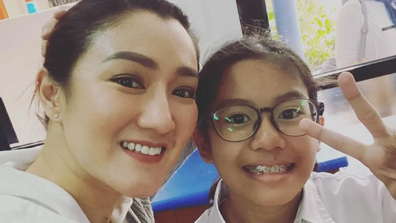 Potret kebersamaan Melly Mono dan Radinka