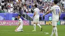 Reaksi kecewa para pemain Timnas Uzbekistan setelah kebobolan lewat gol gelandang Thailand, Supachok Sarachat pada laga babak 16 besar Piala Asia 2023 di Al Janoub Stadium, Al Wakrah, Qatar, Selasa (30/1/2024). (AP Photo/Aijaz Rahi)