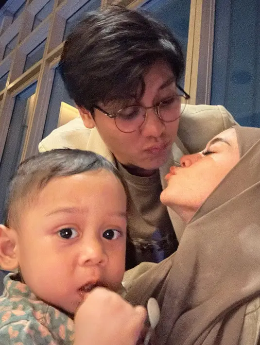 Tak hanya berdua, mereka juga mengajak Baby Leslar yang digendong sang ibu. [Instagram/lestikejora]