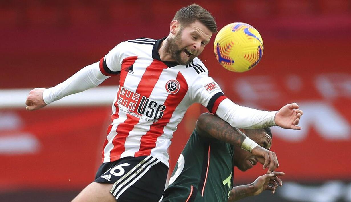 Pemain Tottenham Hotspur, Steven Bergwijn, duel udara dengan pemain Sheffield United, Oliver Norwood, pada laga Liga Inggris di Stadion Bramall Lane, Minggu (17/1/2021). Tottenham Hotspur menang dengan skor 3-1. (Mike Egerton/Pool via AP)