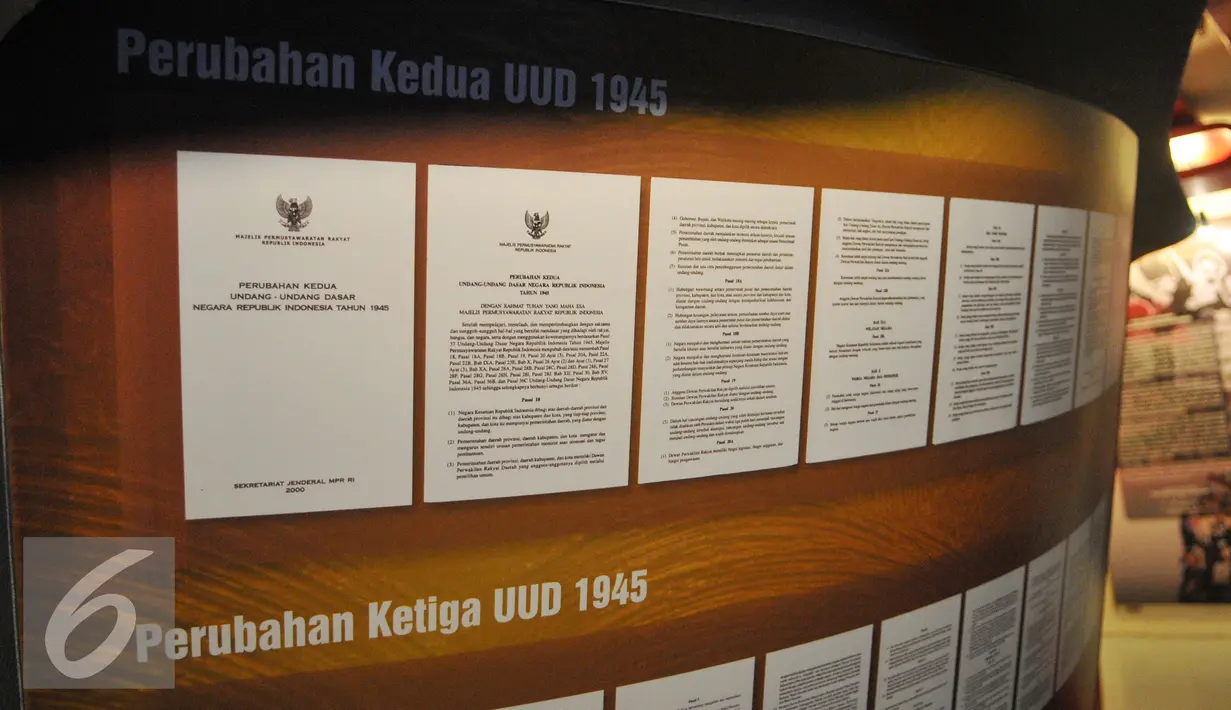 Salinan perubahan UUD 1945 dipajang di Museum Arsip Nasional RI, Jakarta, Rabu (22/7/2015). Museum ini menyimpan ribuan arsip dari era tahun 1600 tentang sejarah negara Indonesia. (Liputan6.com/Herman Zakharia) 