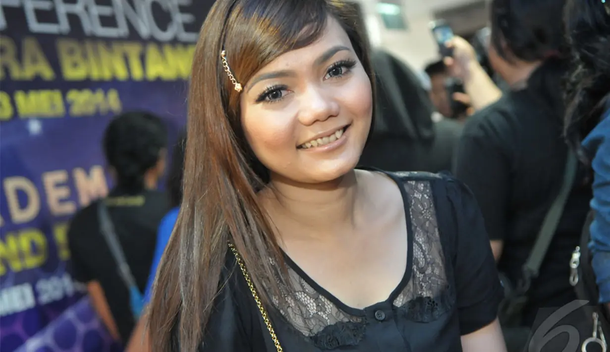  Rina Nose tidak ambil pusing tentang gosip yang beredar tentang kedekatannya dengan Saipul Jamil. Sampai saat ini ia merasa hubungannya dengan Saipul Jamil hanya sebatas teman (Liputan6.com/Panji Diksana).