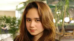 Tissa kali ini mengenakan atasan hitam tanpa lengan, memperlihatkan gaya simpel namun elegan. Rambut panjangnya yang biasa terurai juga tampak sedikit berbeda karena kini berwarna pirang. Penampilannya semakin menarik perhatian dengan gaya yang sederhana namun tetap menawan. (Liputan6.com/IG/@tissabiani)