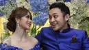 Pasangan selebritis Gilang Dirga dan Adiezty Fersa berbincang seusai acara lamaran di kawasan Wijaya, Jakarta, Rabu (17/08). Gilang Dirga melamar sang kekasih Adiezty Fersa, tepat di hari ulang tahunnya pada (17/08/2016). (Liputan6.com/Herman Zakharia)