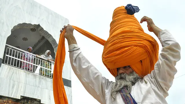 Kakek di India Tampil Nyentrik dengan Turban Terberat di Dunia