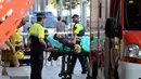 Seorang penumpang yang terluka dibawa pergi dengan tandu dari sebuah stasiun kereta api di Barcelona, Spanyol, Jumat (28/7). Pejabat pemerintah Catalan mengatakan bahwa 54 orang dirawat karena luka-luka akibat musibah tersebut. (AP Photo/Adrian Quiroga)