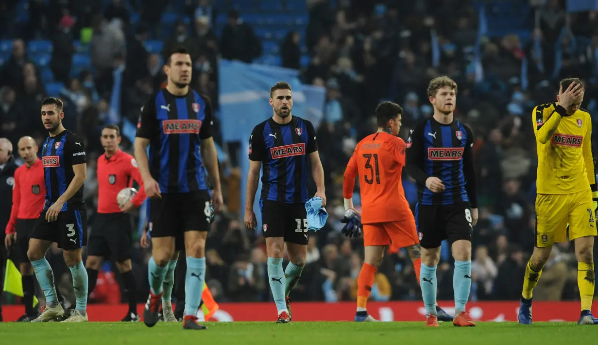 Pemain Rotherham United tertunduk usai kalah dari Manchester City pada putaran ketiga Piala FA di Stadion Etihad, Manchester, Inggris, Minggu (6/1). Manchester City membantai Rotherham United 7-0. (AP Photo/Rui Vieira)