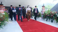 Ketua DPR Puan Maharani mengenakan baju adat Bali saat menyambut Presiden Jokowi dan Wapres Ma'ruf Amin di Sidang Tahunan MPR 2021. (Istimewa)