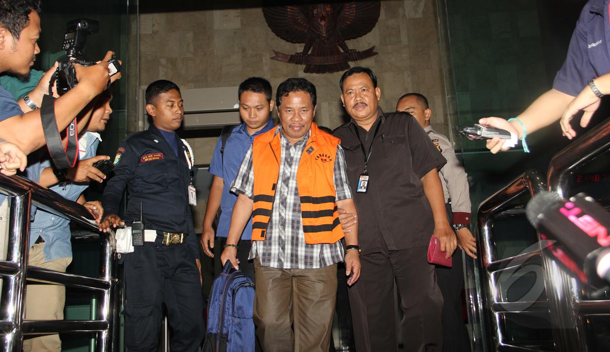 Bupati Lombok Barat Zaini Arony usai menjalani pemeriksaan di KPK, Jakarta, selasa (17/3/2015). Ia diperiksa terkait kasus dugaan pemerasan proses permohonan izin di Lombok Barat.(Liputan6.com/Helmi Afandi)